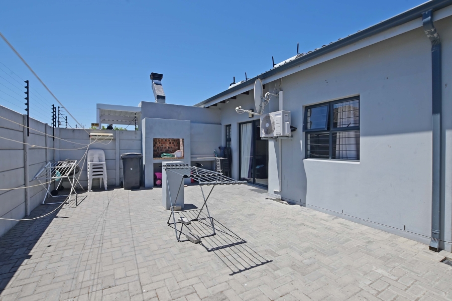 2 Bedroom Property for Sale in Parklands North Western Cape